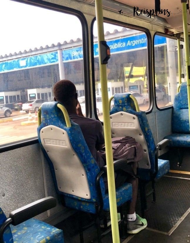 De bus rijdt Argentinië binnen vanuit Brazilië