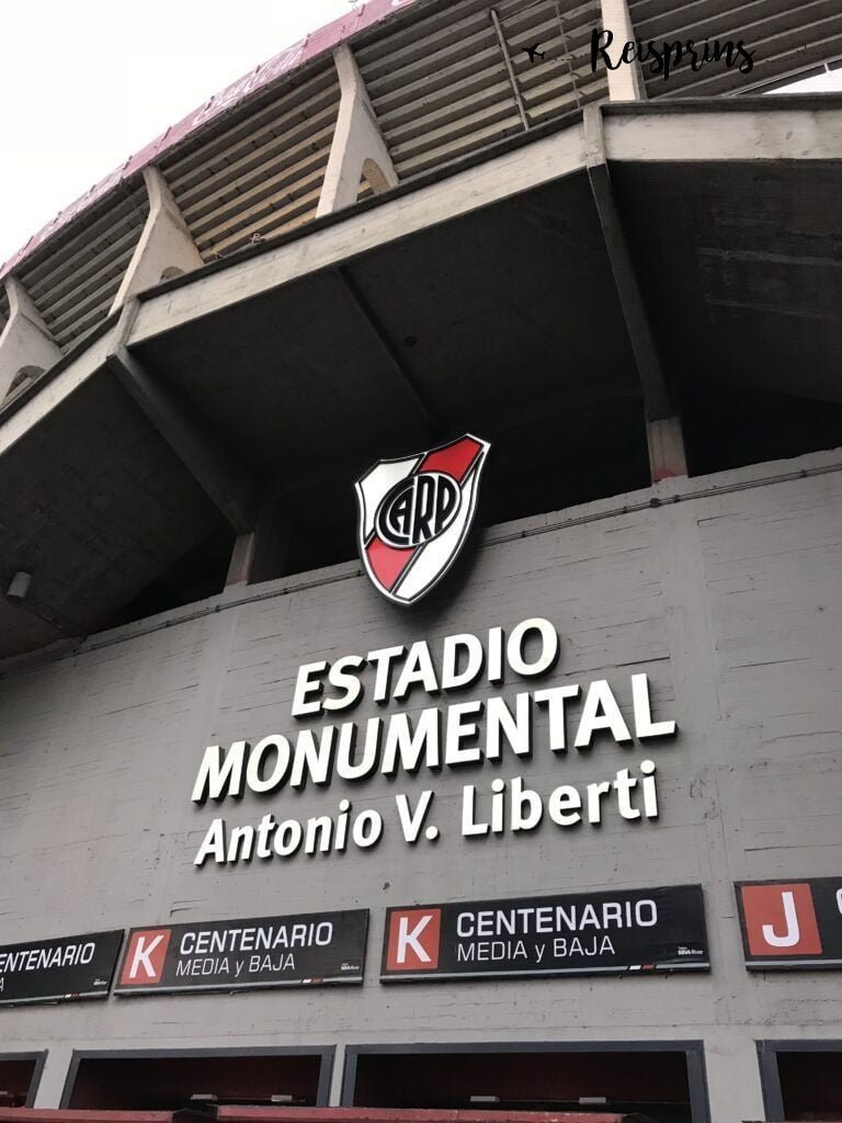 Na verschillende controles kwamen we aan bij het Estadio Monumental