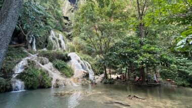 Een waterval in het National Park Erawan van de Erawan Watervallen bij Kanchanaburi