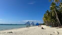 White Beach Boracay met bootjes op de Filipijnen