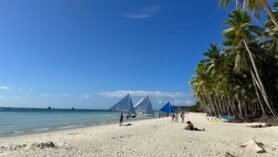 White Beach Boracay met bootjes op de Filipijnen