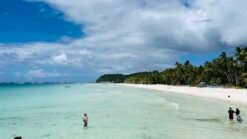 Het azuurblauwe water bij White Beach Boracay op de Filipijnen