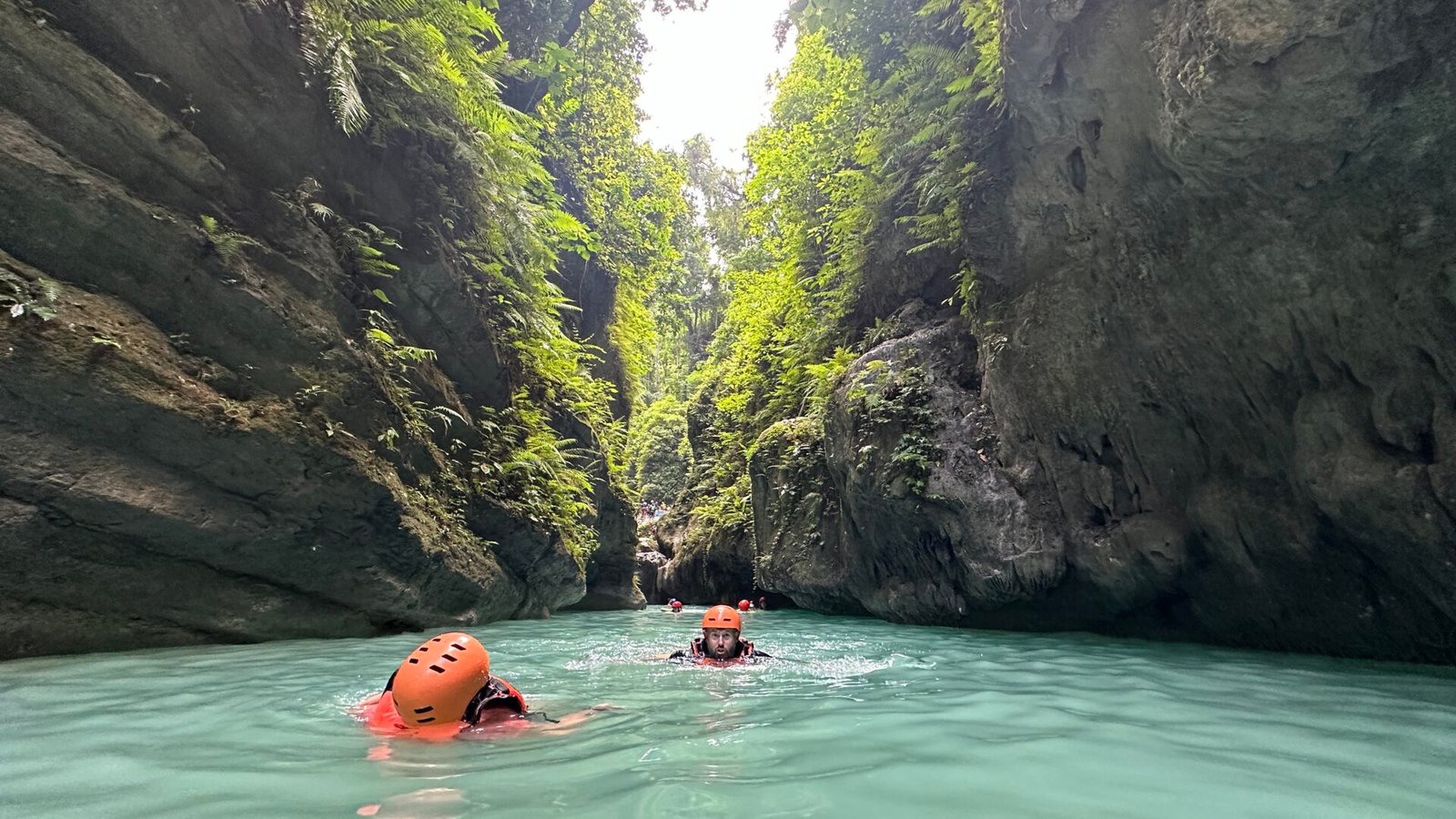 Judith Doomen en Erik van Turnhout zwemmen door een hele brede kloof bij Kawasan Canyoneering in Moalboal op het eiland Cebu in de Filipijnen
