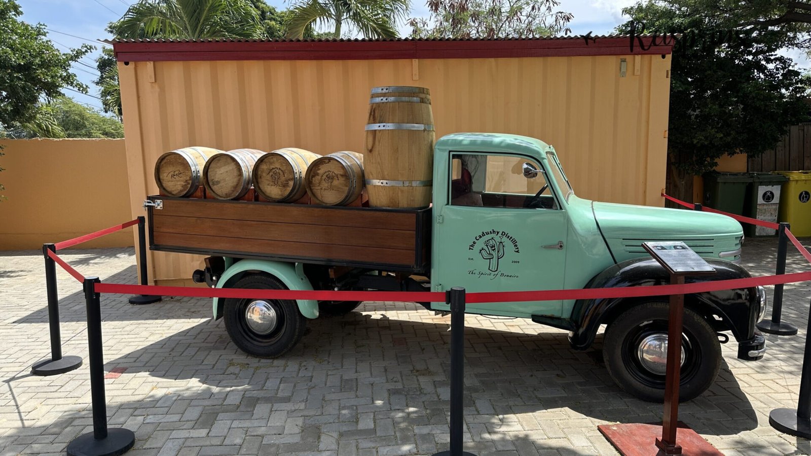 De originele vrachtwagen bij de Cadushy Distillery op Bonaire