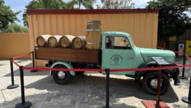 De originele vrachtwagen bij de Cadushy Distillery op Bonaire