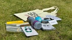 Waterfles en paspoort op grasveld tijdens een buitenreis